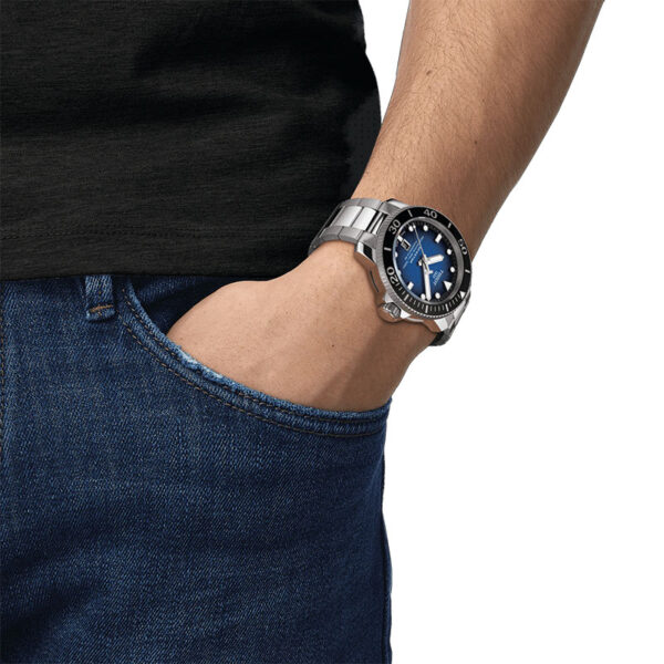 orologio da uomo subacqueo a carica automatica Tissot seastar 2000 blu indossato