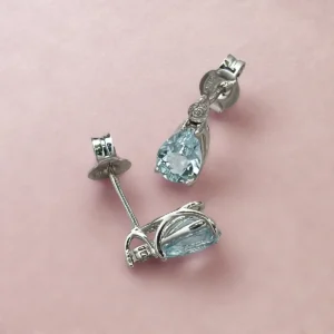 orecchini oro bianco con acquamarina a goccia e diamanti comete gioielli korq002