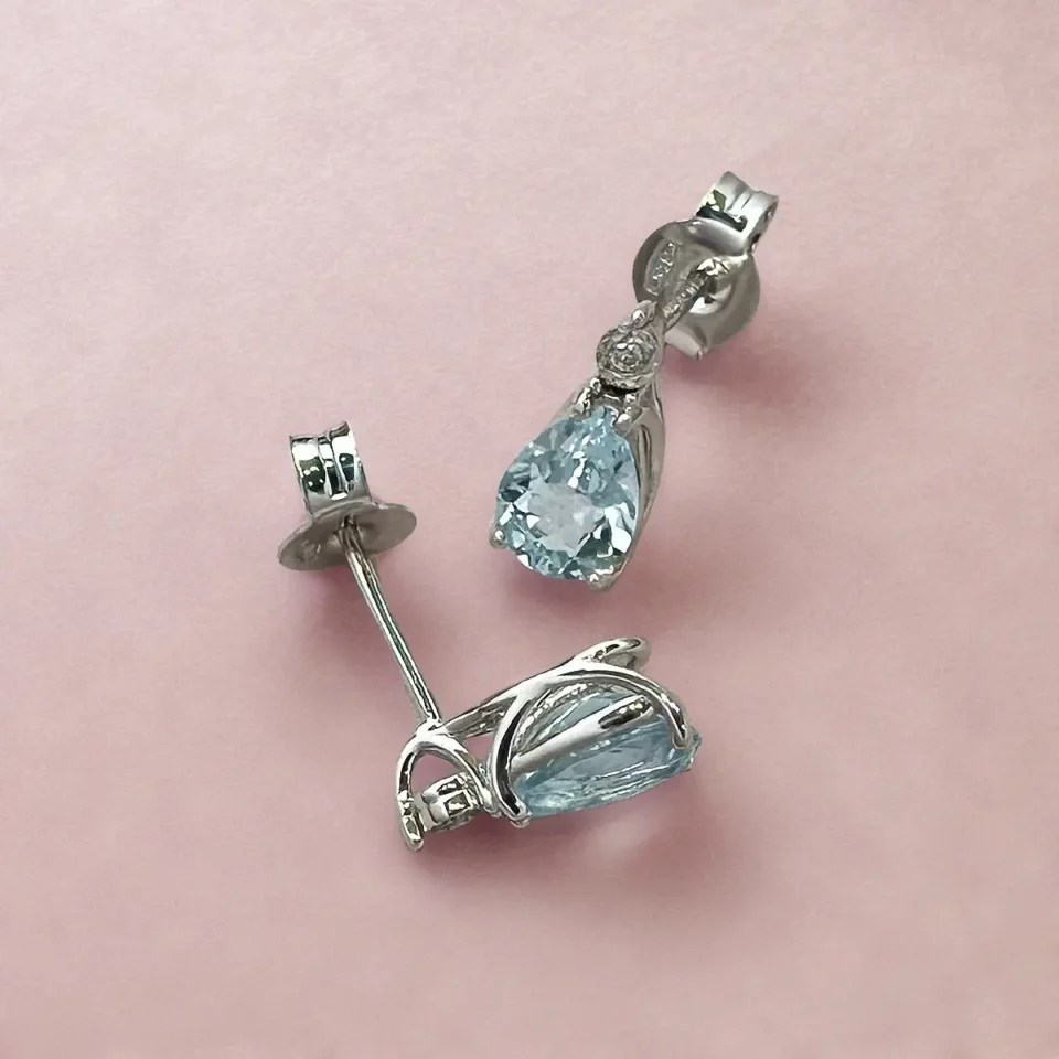 orecchini oro bianco con acquamarina a goccia e diamanti comete gioielli korq002