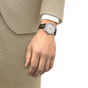 Orologio uomo Tissot Visodate indossato con bracciale in pelle marrone e quadrante Argento t157.407.16.031.00