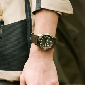 Orologio Seiko 5 Sports Field 41mm marrone tela indossato al polso cinturino nylon hdb009k1