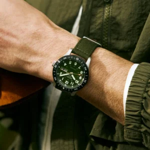indosso orologio uomo automatico seiko 5 sports field verde militare con bussola e cinturino tela HDB008K1