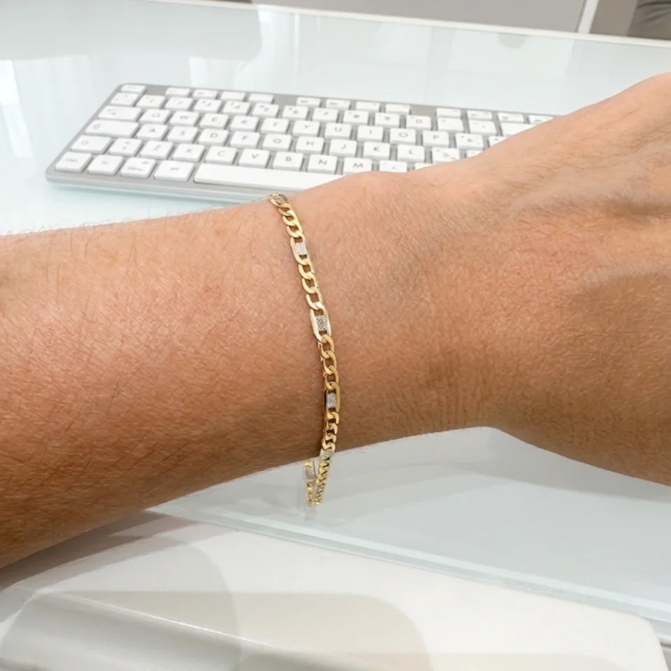 indosso bracciale uomo oro bicolore giallo e bianco modello figaro diamantata baravelli gold b6h3on